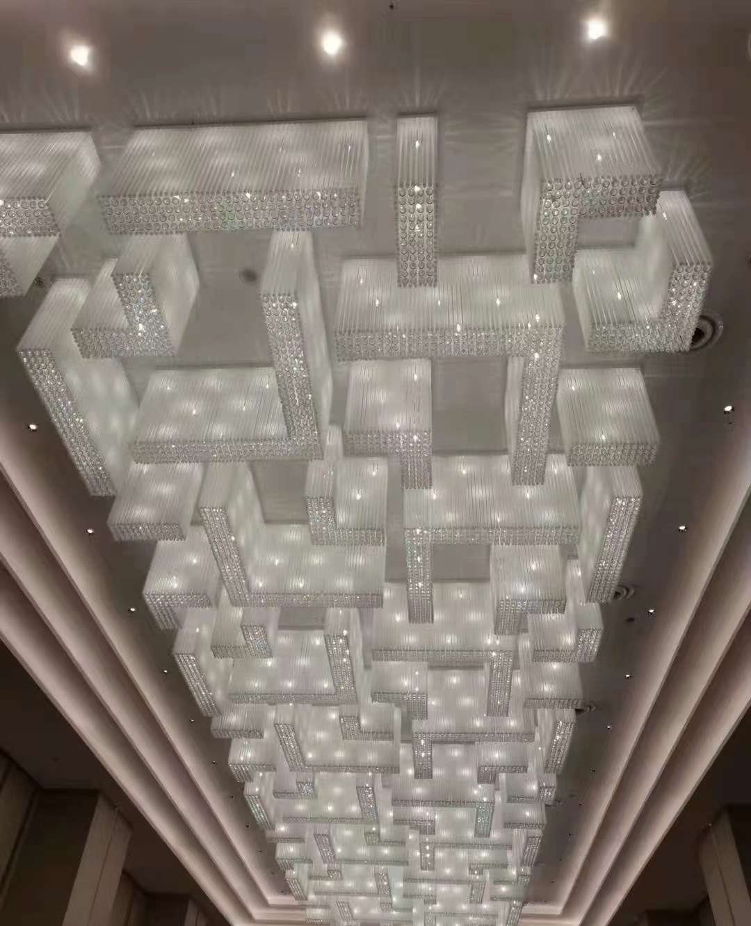 Dutti LED 水晶现代非标吊灯OEM 定制：提升宴会厅氛围的完美选择