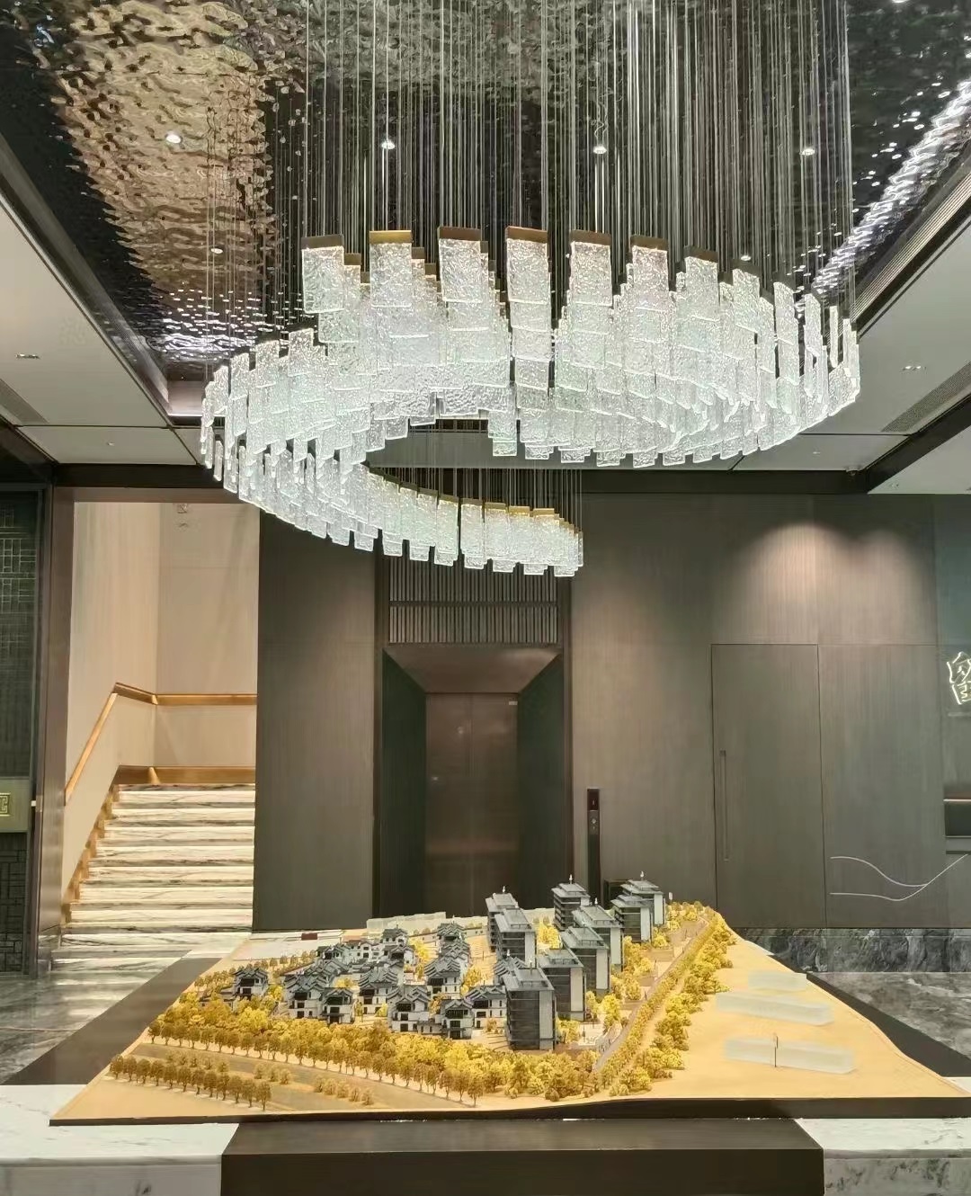 打造独特展示氛围：Dutti LED矩形玻璃现代非标吊灯OEM定制展厅