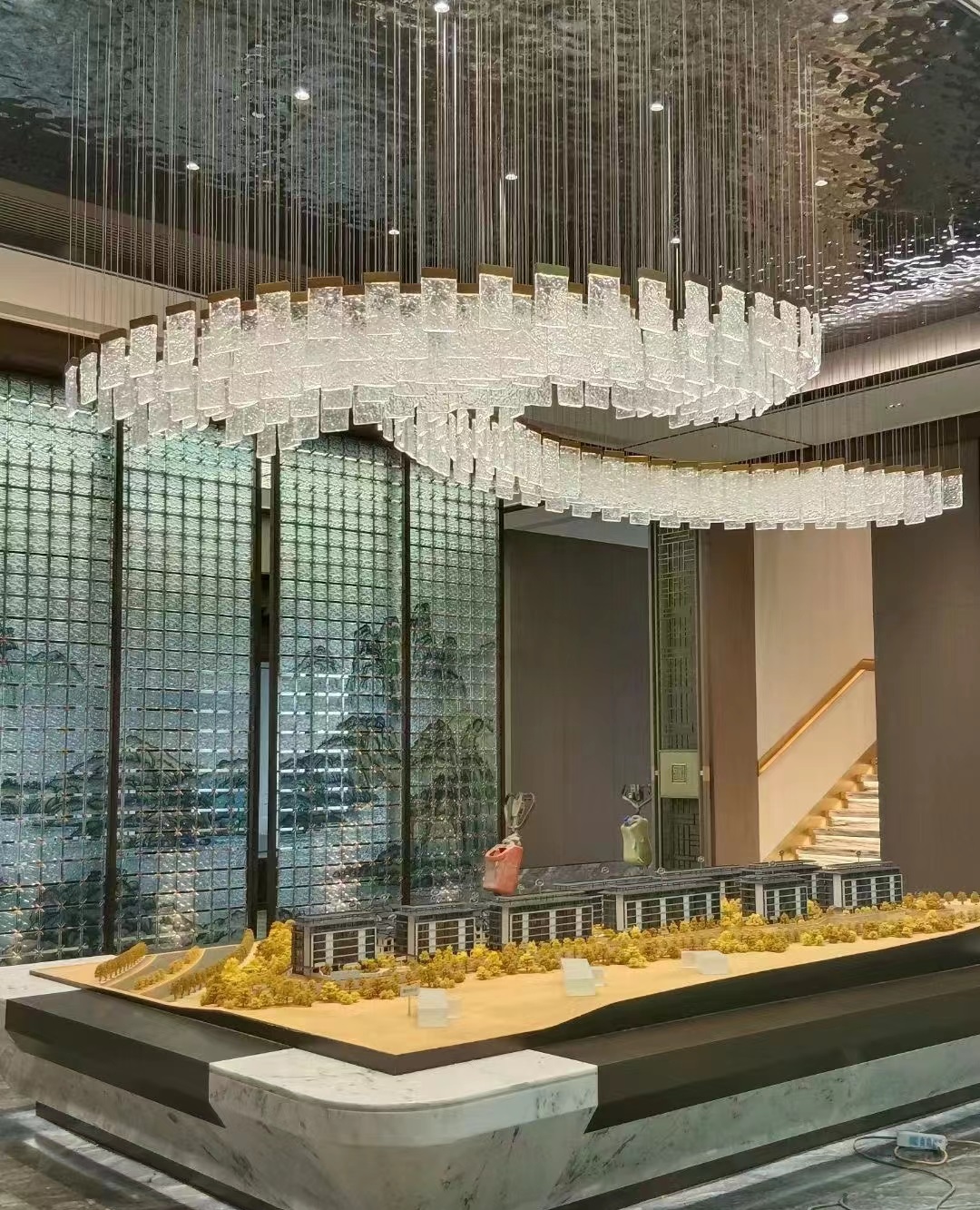 打造独特展示氛围：Dutti LED矩形玻璃现代非标吊灯OEM定制展厅